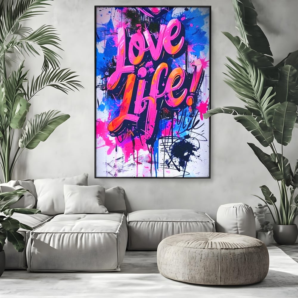 Tablou canvas cu tablou canvas cu graffiti urban iubeste viata, in rama de aluminiu negru, pe perete intr-un living